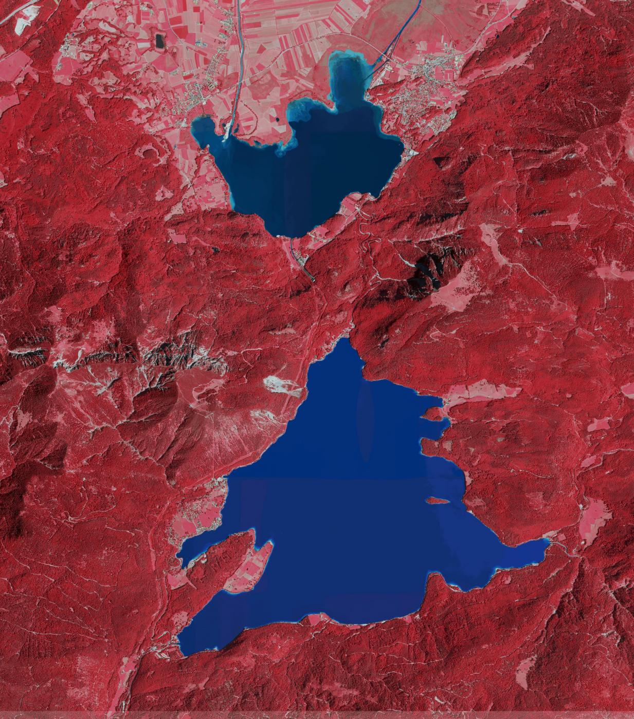 Rote Landschaft mit zwei blaue Seen